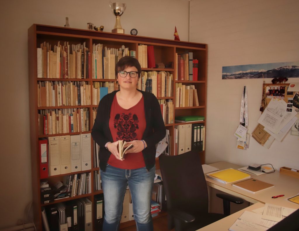 Erola Simón en su despacho de l'Arxiu Comarcal de la Cerdanya (Fotografía: Elena Pardo)