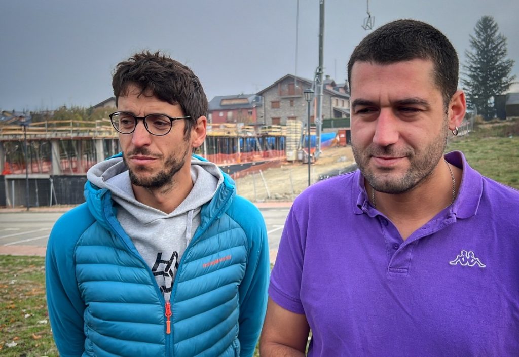 Arnau Corberó, representant del sindicat d'habitatge de la Cerdanya, i el portaveu de la plataforma Stop JJOO, portaveu, Bernat Lavaquiol, a Bellver de Cerdanya (Imatge: ACN)