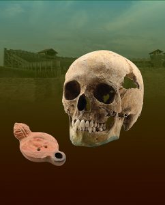Crani d'un individu de l'Àfrica sud-sahariana trobat a Viminacium amb la llàntia legionària que tenia a la tomba. (Imatge: Miodrag (Mike) Grbic)